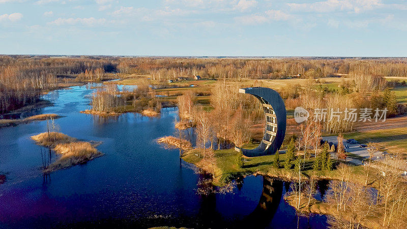 Kirkilai的现代建筑瞭望塔。绿色自然与池塘在日落的Birzai Eldership, Panevezys县，立陶宛。4K UHD令人惊叹的空中Dron拍摄